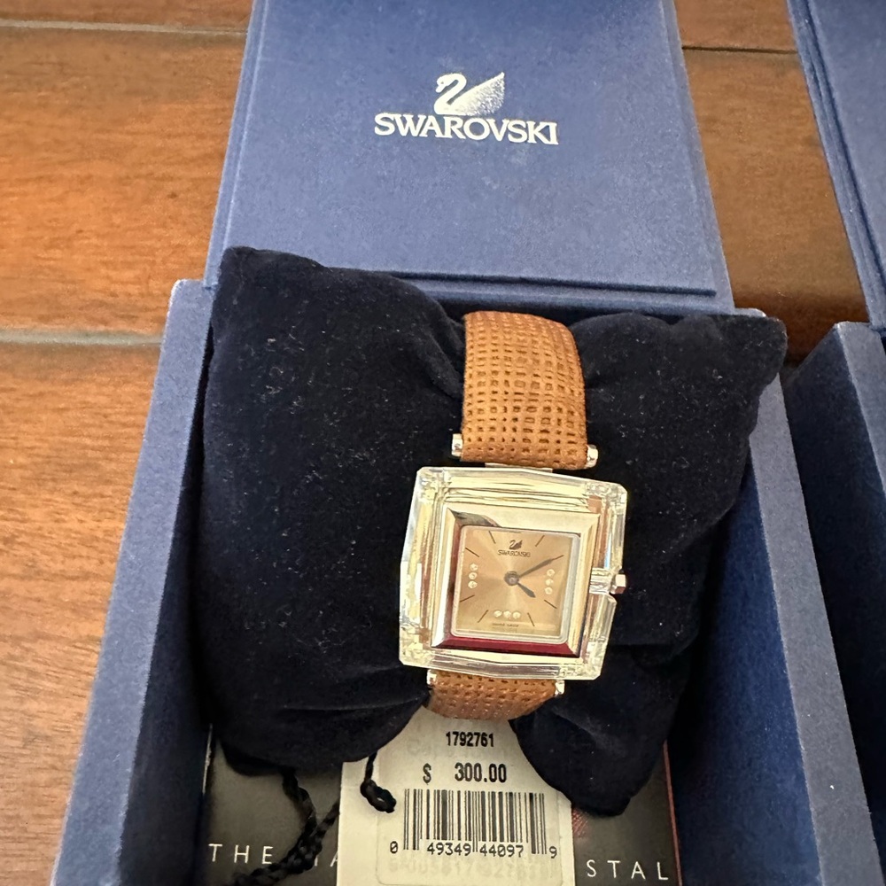 Swarovski Brown and Silver Watch with Leather Strap
Great Condtion